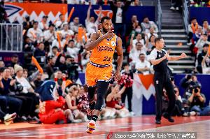 内外开花！弗格战旧主半场6中4贡献14分4助2断 三分5中3 配图