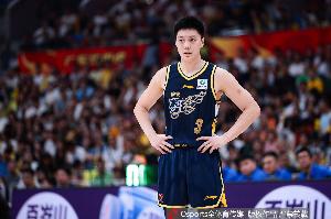 就始终找不到手感!胡明轩半场不到16分钟 5中1&三分4中1 配图