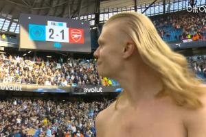 魔人切换金发美人形态！赛后哈兰德脱去上衣散开长发尽情庆祝！ 配图