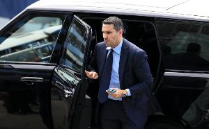 邮报：对阵阿森纳赛前，曼城主席现身训练基地激励球队斗志 配图