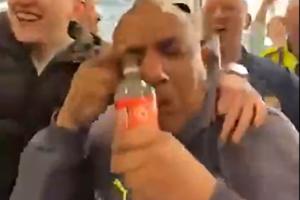 嘲讽升级！曼城球迷“水瓶哥”拧开阿森纳标志水瓶，开始接眼泪 配图