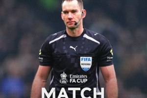 足总杯半决赛裁判确定:鲍森吹罚曼城vs圣徒 吉列特吹罚蓝军vs利兹 配图