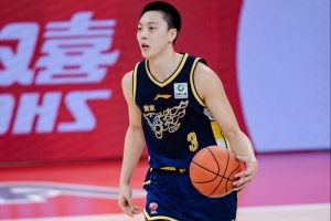一言难尽!胡明轩出战26分钟 7中1&三分5中1仅拿3分 还有4犯 配图