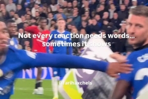 关系出现裂痕？福法纳被换下时未与罗塞尼尔教练组握手 配图