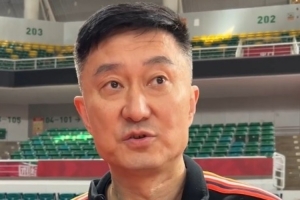 杜锋：我们目前很困难 徐杰身体不适 大外援需要等他到位 配图