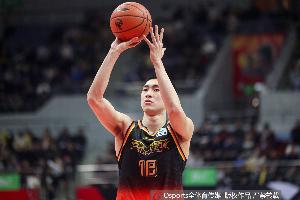 效率很高！蒋浩然半场11分钟6中5贡献10分 另有3板2助 配图