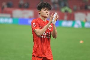 东体：海港单外援首发战平泰山，杨希、李帅赛后一起发红包 配图