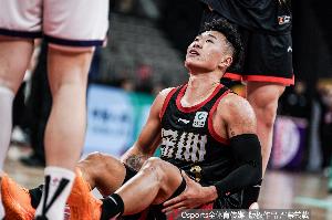 记者:贺希宁患重度病毒性感冒 带病出战了两场比赛后病情加重了 配图