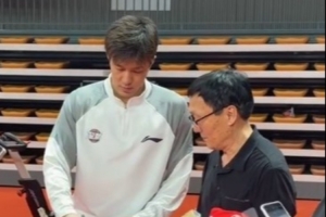 好久不见！郭艾伦在广州男篮主场观战 并为球迷签名 配图