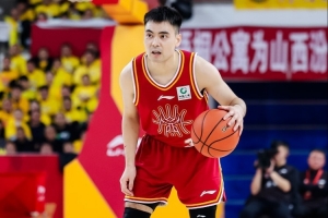 大功臣！贾明儒关键神仙球三分 7中6&三分4中4贡献17分3助1断 配图
