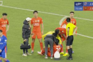 足球报评杨世元“脑震荡”换人：保护球员的善意条款被钻空子 配图