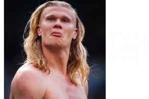 无需语言！哈兰德晒赤裸上身庆祝照，长发飘逸、脸上笑容藏不住 配图