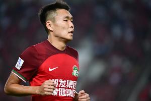 王上源迎来国内俱乐部第300场职业赛事里程碑,期间共打入24球 配图