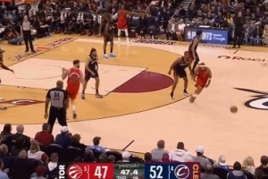 DPOY！莫布里掏掉英格拉姆球 最终造成猛龙失误 配图