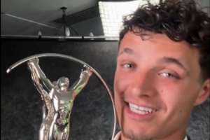 诺里斯获奖感言：这是个珍贵的奖项，想把它放在世界冠军奖杯旁 配图