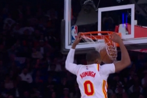 一飞冲天！库明加反击暴扣 老鹰反超比分获本场首次领先 配图