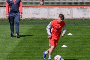 图片报：18岁卡尔进行30分钟个人带球训练，有望战巴黎时完成复出 配图