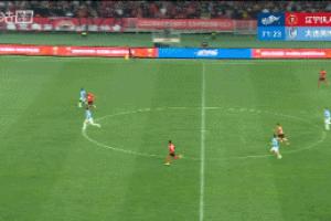 错失单刀！热菲尼奥接队友传球形成单刀，略显犹豫错失机会 配图