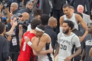 谁跟你和和气气？阿夫迪亚主动致意 文班无动于衷冷脸拒绝握手！ 配图