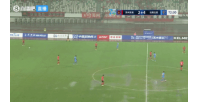 足球→水球足协杯苏州东吴vs云南玉昆，雨势过大场内积水严重 配图