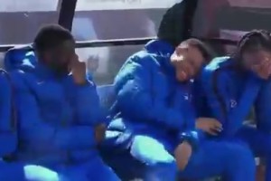 法国替补席笑嘻了~姆巴佩笑出表情包，奥利塞捂脸实在憋不住啦~视频