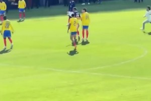 小球迷冲入场内想和姆巴佩互动时被保安摁倒，姆巴佩及时上前解救视频